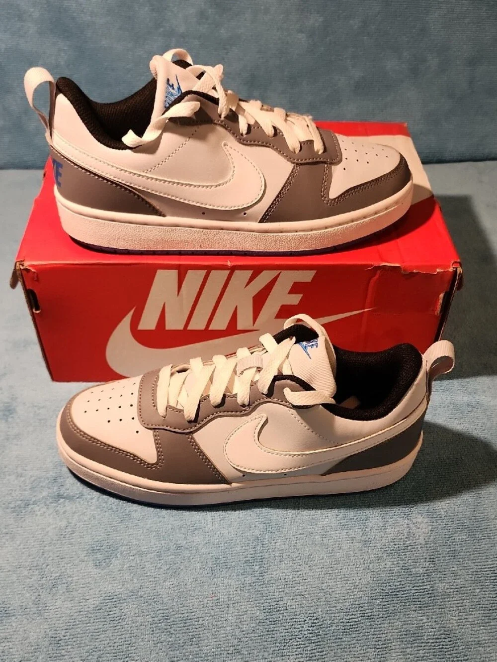Nike COURT BOROUGH LOW RECRAFT(GS)  Kids Low-Top Sneakers in White and Gray